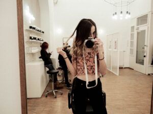 Dame Selfie im Salon von minusplus