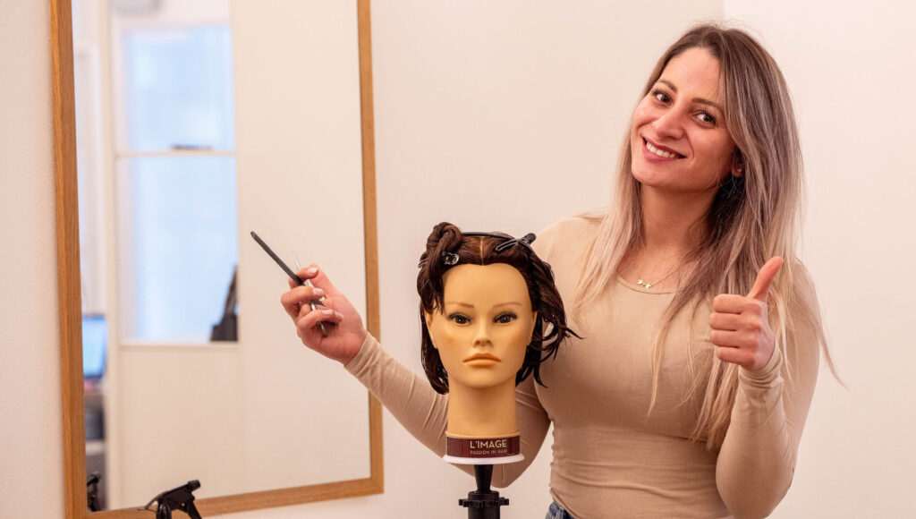 Büsra vor ihrem Puppenkopf